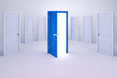 Es gibt mehrere Türen, doch nur eine steht offen.